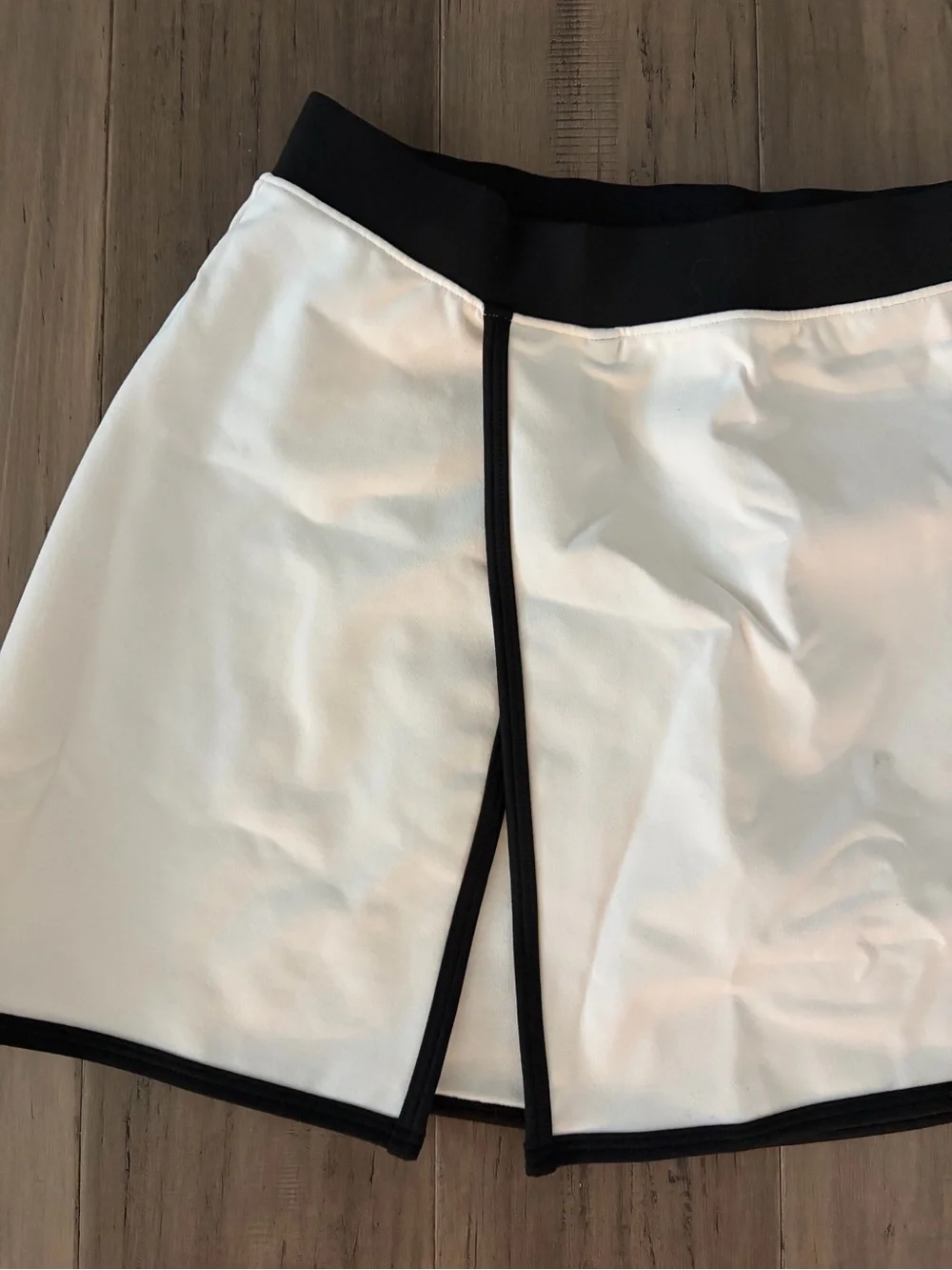 Alo white with black trim “Airbrush Streamlined ” athletic skort/skirt - size M